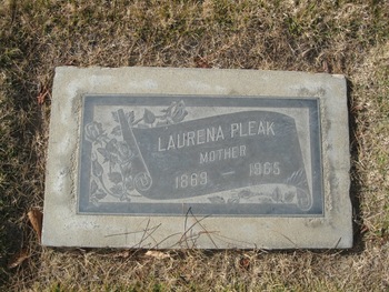 Pleak,   Laurena ('Laura') gravesite